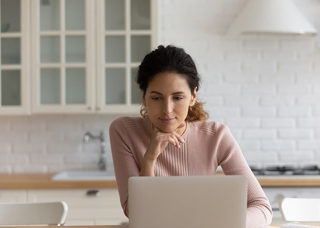 Hispanic woman reviewing finances online_800x571