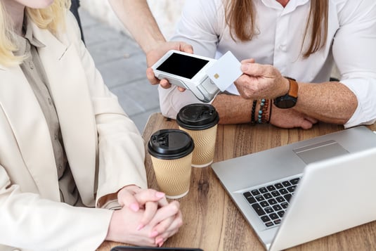 man-paying-with-a-credit-card-in-a-coffee-shop-us-2026-01-08-08-11-49-utc